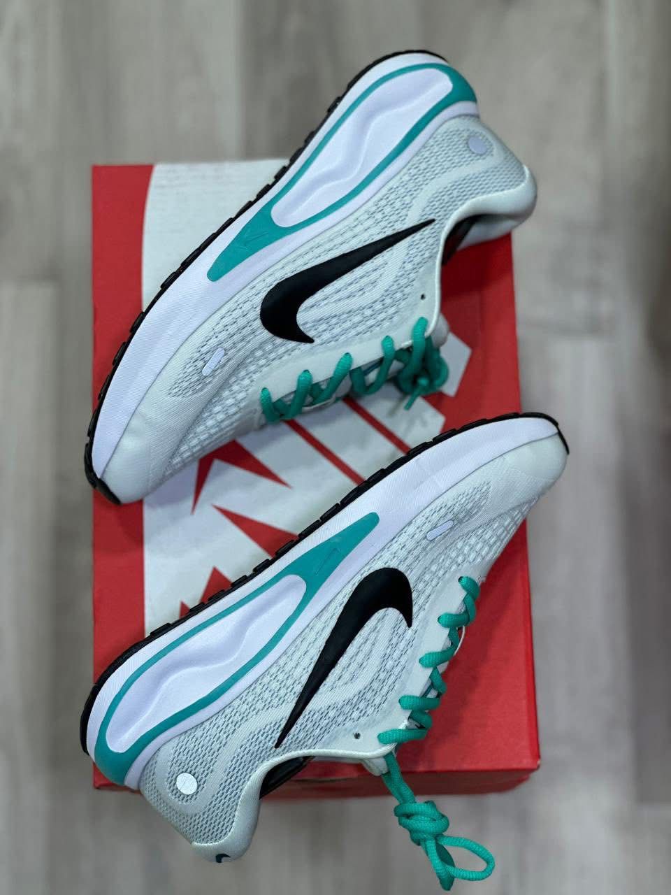 نايكي - افعلها | أبيض/أخضر فيروزي - حذاء رياضي ديناميكي