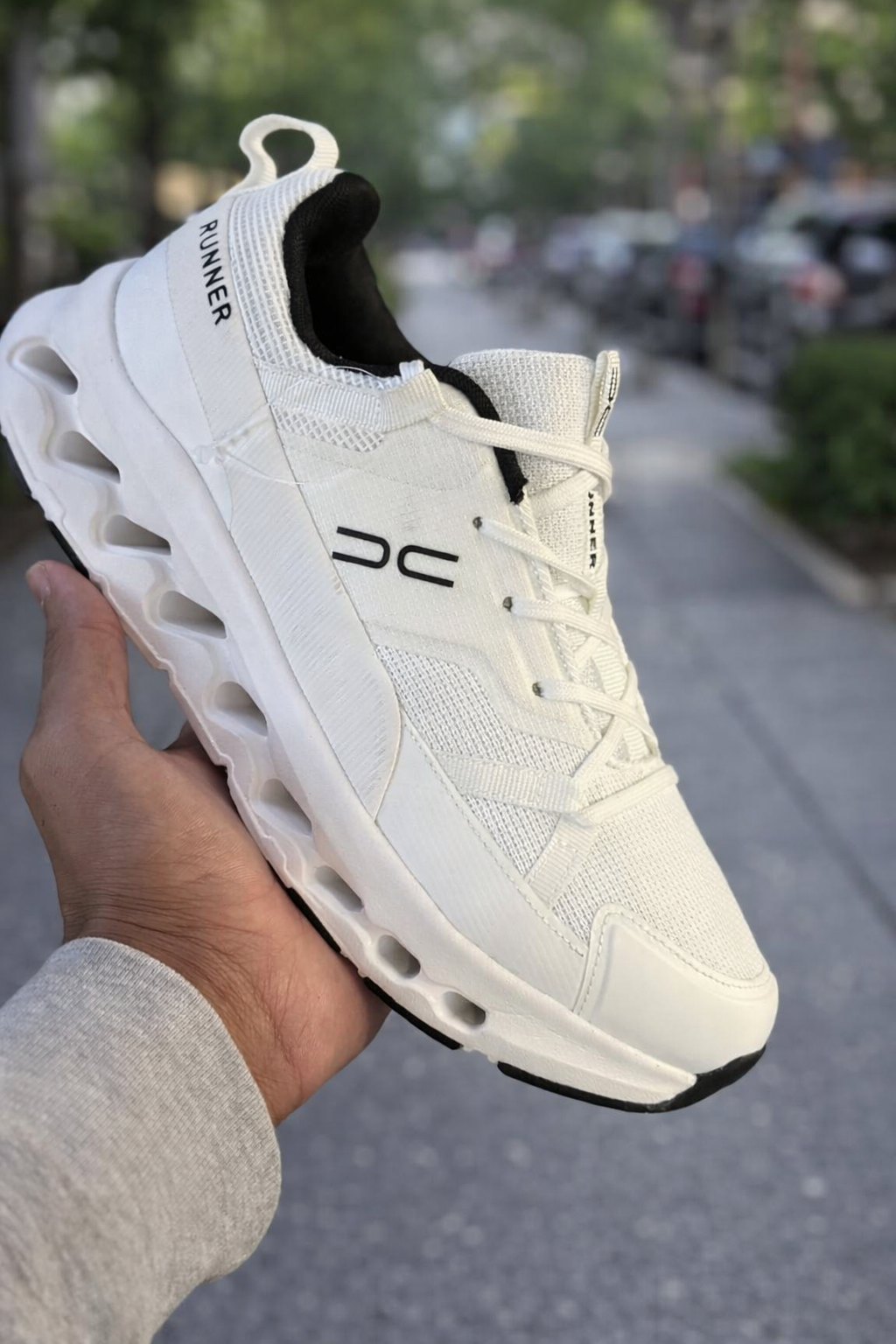 حذاء رياضي أبيض، خفيف الوزن وأنيق